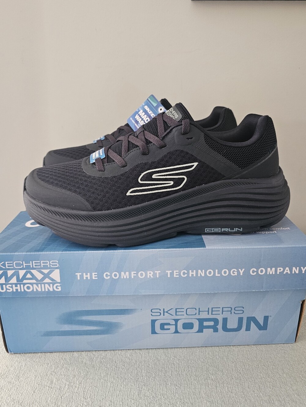 NIB SKECHERS Max Cushioning Endevour Mens Dark Navy Running Shoes, Sneakers